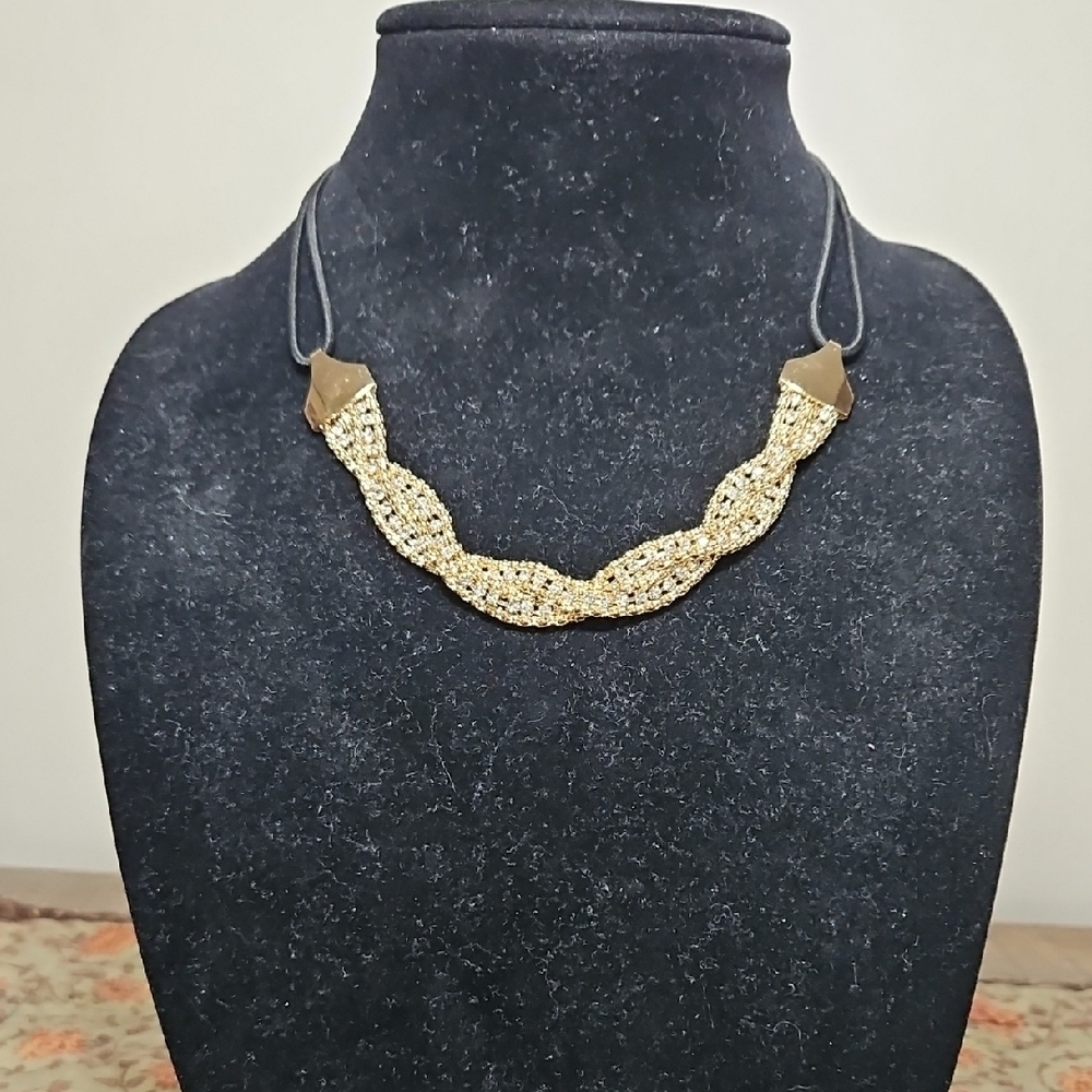 nOir Jewelry Gold Necklace with Leaf Motif